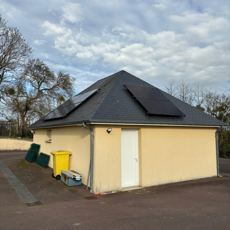 Panneaux Photovoltaïques en auto-consommation / Chantier situé sur la commune de Val d'Arry / Puissance installée de 3 Kw de type LONGI/DUALSUN avec micro onduleur de marque ENPHASE